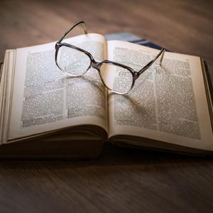 老头拔了奶罩吃奶
