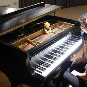 老头拔了奶罩吃奶
